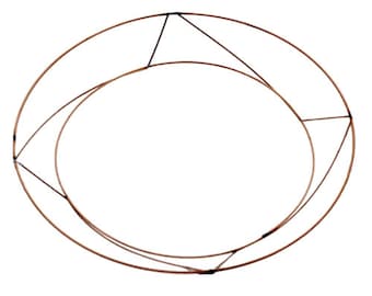 Pode incluir: Uma forma de coroa de arame de cobre com um anel interno menor. Os dois anéis são conectados em quatro pontos com arame preto.