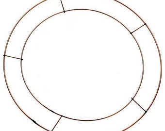 Pode incluir: Uma estrutura de grinalda oval em metal cor de cobre. A estrutura consiste em dois anéis concêntricos ligados por pequenas peças de metal. Ideal para a criação de grinaldas decorativas.