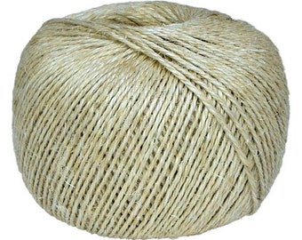 Pode incluir: Uma bola de corda de fibra natural, feita de juta, é de cor bege natural. A corda está enrolada apertada e pronta para ser usada para artesanato, jardinagem ou embalagem.