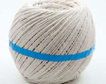 Pode incluir: Uma bola de barbante branco com uma faixa azul ao redor do meio.