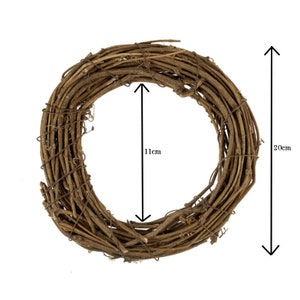 Pu&ograve; includere: Una ghirlanda circolare costruita con ramoscelli naturali marroni intrecciati e filo metallico sottile. La ghirlanda presenta un'apertura centrale di 11 cm di diametro, mentre il diametro esterno totale della struttura misura 20 cm.