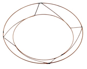Pode incluir: Uma forma de coroa de arame de cobre com um anel interno menor. Os anéis são conectados em quatro pontos com arame preto.