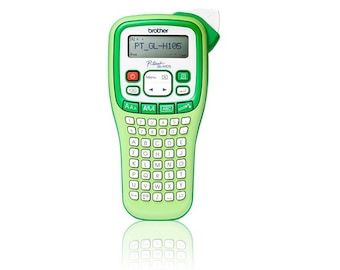 Pode incluir: Uma rotuladora Brother verde claro com teclado QWERTY e tela LCD exibindo "PT_GL-H105". O dispositivo possui um botão de energia, opções de menu e teclas de função. A rotuladora é projetada para criar etiquetas personalizadas.