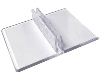 Pode incluir: Suporte de exibição de plástico transparente com dois divisores verticais. O suporte é projetado para manter os itens na posição vertical.