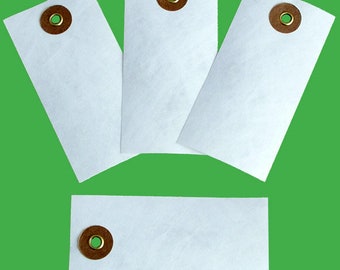 Pode incluir: Quatro etiquetas de papel branco com ilhós marrons. As etiquetas estão em branco e prontas para serem escritas.