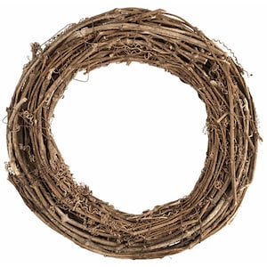 Pu&ograve; includere: Una ghirlanda circolare costruita con rametti marroni naturali intrecciati e viticci sottili e flessibili. La struttura presenta una disposizione densa e stratificata di rami legnosi con una consistenza organica ruvida e un centro vuoto.