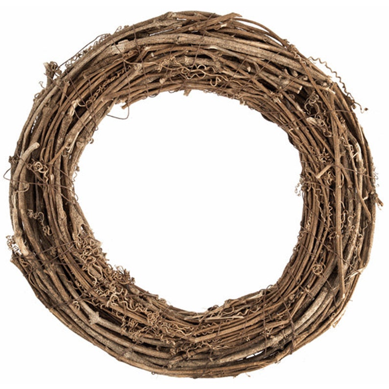 Pu&ograve; includere: Una ghirlanda circolare costruita con rametti marroni naturali intrecciati e viticci sottili e flessibili. La struttura presenta una disposizione densa e stratificata di rami legnosi con una consistenza organica ruvida e un centro vuoto.