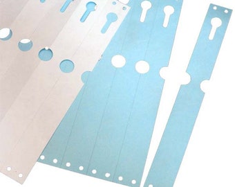Può includere: Un foglio di etichette per piante bianche con etichette per piante blu sopra. Le etichette hanno dei fori per scrivere e una fessura per fissarle a una pianta.