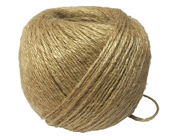 Pode incluir: Uma bola de barbante marrom natural feito de fibras de juta. O barbante está enrolado firmemente e pronto para ser usado para artesanato, jardinagem ou embalagem.