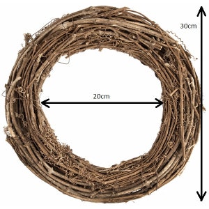 Pu&ograve; includere: Una ghirlanda circolare costruita con ramoscelli e viti naturali essiccati di colore marrone. La ghirlanda presenta un diametro interno di 20 cm e un diametro esterno totale di 30 cm, indicati da frecce nere ed etichette di testo nell'immagine.
