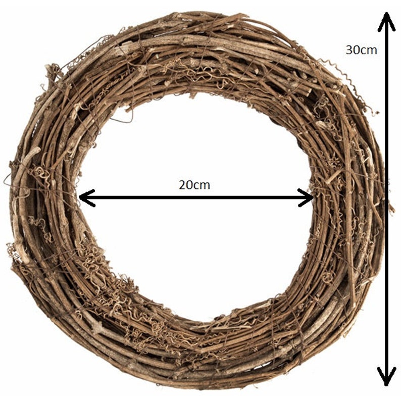 Pu&ograve; includere: Una ghirlanda circolare costruita con ramoscelli e viti naturali essiccati di colore marrone. La ghirlanda presenta un diametro interno di 20 cm e un diametro esterno totale di 30 cm, indicati da frecce nere ed etichette di testo nell'immagine.