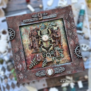 Może przedstawiać: Kwadratowe dzieło sztuki w stylu steampunk z rdzawobrązową ramą. Dzieło zawiera koła zębate, liczby, małe zdjęcie i kłódkę. Paleta kolorów obejmuje odcienie brązu, zieleni i miedzi, tworząc estetykę vintage.