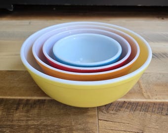 Set of Pyrex Mixing Bowls