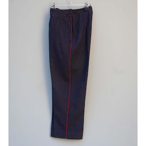 Könnte beinhalten: Dunkelgraue Hose mit einem dünnen roten Streifen an der Seitennaht.