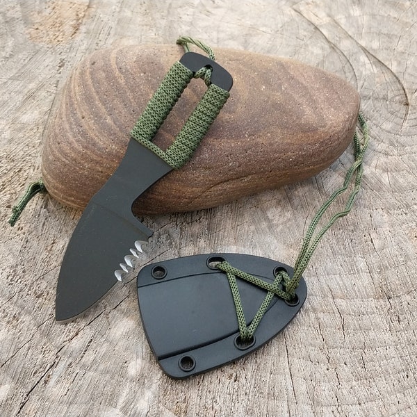 Cuchillo de cuello con cordón Cuchillo de hoja fija EDC Cuchillo de supervivencia Cuchillo de vaina Cuchillo de paracord hecho a mano Envoltura Cuchillo de caza serrado Full Tang JQT