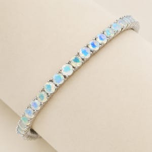 Bracelet tennis en opale blanche naturelle, pierre précieuse ronde de 5 mm aux reflets chatoyants, fine chaîne tennis sertie de griffes en argent