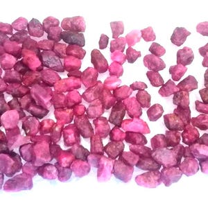 Naturalny czerwony rubin surowy, szlachetny kamień leczniczy kryształ luźny zestaw kamieni