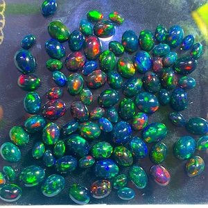 Natürlicher schwarzer äthiopischer Opal Cabochon Oval Multi Feuer Edelstein