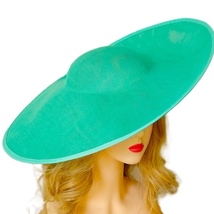 Puede incluir: Un sombrero turquesa de ala ancha con copa redonda. El sombrero tiene una textura tejida y un ribete azul claro. Dise&ntilde;ado para la protecci&oacute;n solar y la moda. El di&aacute;metro del ala es de unos 40 cm.