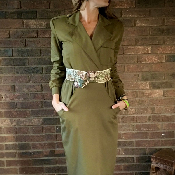1950s Military-Style Toni Todd Dress• Olive Green w Gold Hardware• Timeless Vintage Dress• Large Pockets• Elastic Waistline