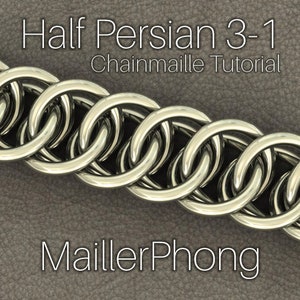 Könnte beinhalten: Nahaufnahme eines silbernen Kettenpanzers mit dem Muster Half Persian 3-1. Der Kettenpanzer besteht aus kleinen, ineinandergreifenden Metallringen. Das Bild enthält den Text "Half Persian 3-1 Chainmaille Tutorial" und "MaillerPhong".
