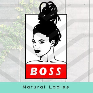 Könnte beinhalten: Schwarz-weiß-Illustration einer Frau mit Naturhaar in einem Dutt. Die Frau schaut zur Seite und hat einen ernsten Ausdruck. Der Hintergrund ist weiß mit einem roten Banner, auf dem "BOSS" steht.