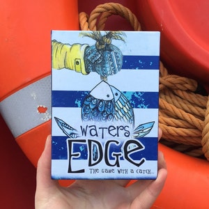 WATERS EDGE het spel met een vangst! Geïllustreerd kaartspel Catherine Redgate kust zeevissen vis kustbord vuurtoren cadeau oceaan walvis