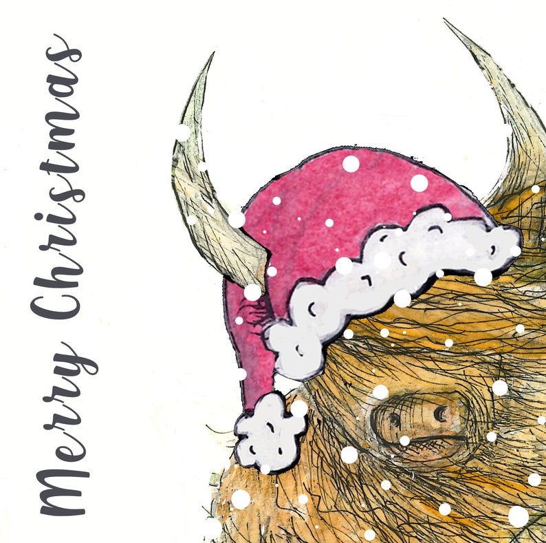 Puede incluir: Una ilustraci&oacute;n de acuarela de una vaca de las tierras altas con un gorro de Pap&aacute; Noel rojo con ribete blanco. La vaca mira hacia la derecha y tiene un pelaje marr&oacute;n y blanco. El fondo es blanco con peque&ntilde;os puntos blancos que parecen nieve.