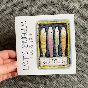 Carte de voeux SARDINE SNUGGLE - vierge à l'intérieur de Catherine Redgate amusant amis positifs Saint-Valentin couple mignon poisson pêche sardines amour mer