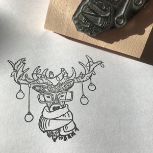 Timbro in gomma di legno a forma di CERVO di NATALE da 3 pollici Catherine Redgate, animale scozzese, cappello di Natale, sciarpa di Babbo Natale, timbro scozzese, confezione regalo, pallina, cervi