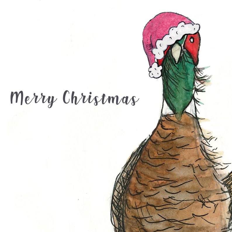 Puede incluir: Una ilustraci&oacute;n de acuarela de un fais&aacute;n con un gorro de Pap&aacute; Noel rosa con ribete blanco. El fais&aacute;n est&aacute; mirando hacia la derecha y el texto "Merry Christmas" est&aacute; escrito en cursiva gris en el lado izquierdo de la imagen.