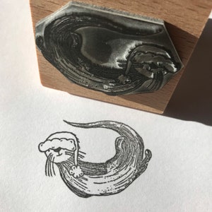 Timbro in gomma di legno XMAS OTTER da 2" e 3" Catherine Redgate Cappello di Natale scozzese con animali Babbo Natale sciarpa timbro artigianale carta da regalo lontre fiume