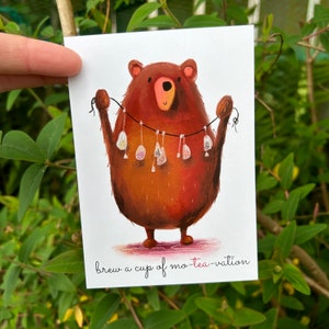Carte postale SAC DE THÉ OURS Catherine Redgate illustration positivité lettre mail post positif thés boisson oursons en peluche motivation amusant drôle