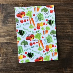 Carte postale LÉGUMES PUN PUN Catherine Redgate écossais Ecosse drôle jardinier de jardin faire pousser des graines de carottes en plein air agriculteur nourriture végétalien tomate