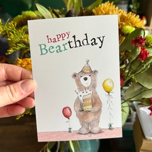 BIRTHDAY BEAR Postkarte Catherine Redgate Illustration positive Post Nachricht Geburtstag Teddy Kuchen Ballon Druck Karte niedliches Wortspiel Spaß lustig