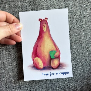 CUPPA TEA BEAR carte postale Catherine Redgate positivité illustration lettre courrier post positif thés boire calembours ours en peluche rose confortable café soleil