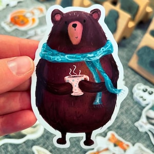 Adesivo COSY TEA BEAR, illustrazione di Catherine Redgate, carta Bujo, adesivi per cancelleria, carino, decalcomania da skate, grande, inverno, autunno, bevitore di caffè, amante