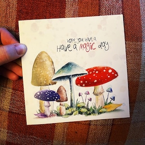 MAGIC DAY biglietto di auguri di compleanno illustrazione illustrata biglietto di auguri vuoto Catherine Redgate gioco di parole positivo felice fungo accogliente funghi fungo