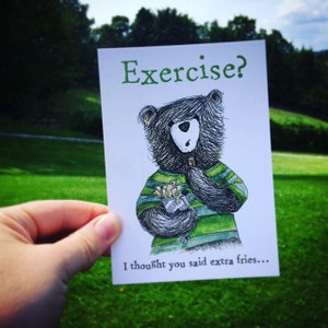 Esercizio? Pensavo avessi detto patatine extra. Cartolina ORSO - di Catherine Redgate - patatine divertente umorismo detto gioco di parole illustrazione arte artistico acquerello