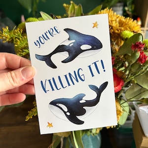 YOU'RE KILLING it épaulard carte postale illustration de Catherine Redgate carte postale positive animal mignon impression jeu de mots amusant drôle nature baleines océan