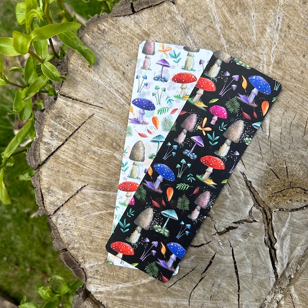 MARCAPÁGINAS DOBLE HONGO Catherine Redgate ilustración regalo cabaña núcleo bosque acogedor lectura libro marcador academia oscura hongos negro