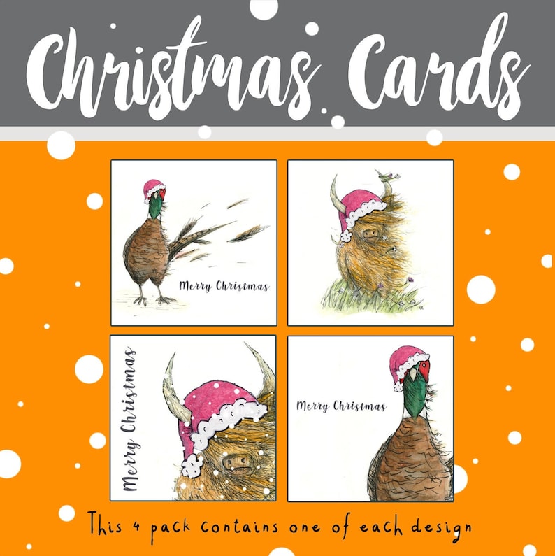 Puede incluir: Un conjunto de cuatro tarjetas de Navidad con ilustraciones de un fais&aacute;n y una vaca de las Tierras Altas con gorros de Pap&aacute; Noel. Las tarjetas son blancas con un borde negro y el texto "Feliz Navidad" impreso en cada tarjeta.