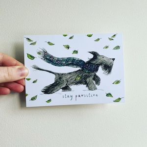SCOTTIE DOG ansichtkaart Catherine Redgate grappig schattig illustratie brief post schrijven positiviteit vrolijk kaart woordspeling leuk blad herfst