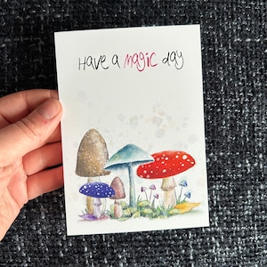 Carte postale CHAMPIGNONS MAGIC DAY Illustration de Catherine Redgate positive post dark academia champignon champignon champignons forêt nature plante carte