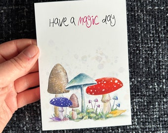 Cartolina FUNGHI MAGICI DEL GIORNO Catherine Redgate illustrazione positivo post scuro mondo accademico fungo velenoso fungo foresta natura pianta carta