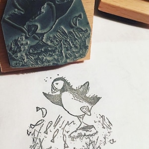Macareux moine attrapant un poisson - tampon en caoutchouc en bois de 2 "3" 4" par Catherine Redgate - Ecosse - écossais - oiseau - timbre mignon poisson océan mer côte