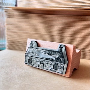 Timbro in gomma di legno SCOTTISH BOTHY da 2 pollici Catherine Redgate, divertente timbro per scrapbooking, artigianato, stampa, carino, fattoria, campagna, cottage, casa