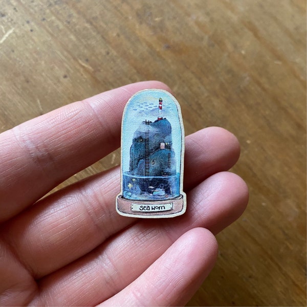 Tiny SeaWorn HOUTEN pin badge Catherine Redgate hout schattig Bell Jar magische magische mythische wereld vuurtoren tuinhuisje kern zee