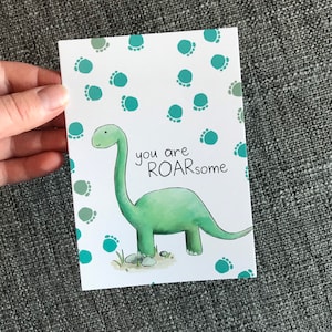 Carte postale dinosaure rugissant Catherine Redgate lettre carte postale mignon empreinte de patte mâle fête des pères positivité jeu de mots santé mentale humour heureux