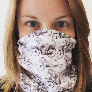 Peut inclure: Un masque facial blanc avec un motif noir et blanc de bicyclettes. Le masque est fait d'un tissu doux et respirant et est conçu pour être porté sur le nez et la bouche.